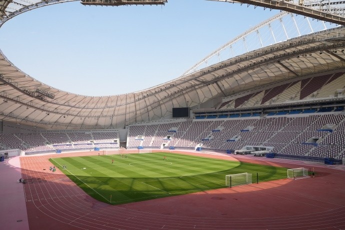 中国官网-海港全队于今天上午出现在哈利法国际体育场，开启冬训首堂训练课